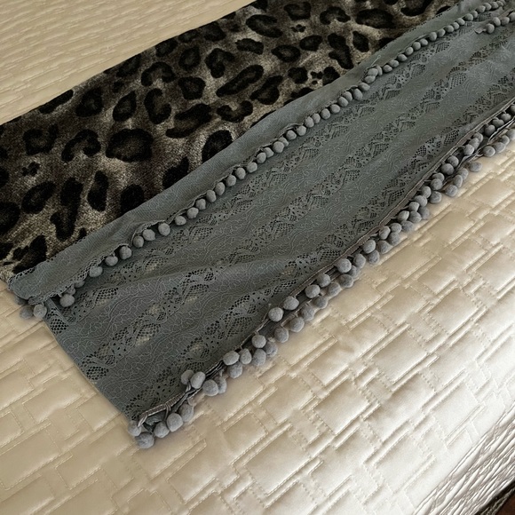 Tie it, wrap it, love it! Large animal print scarf/stole - Picture 2 of 7